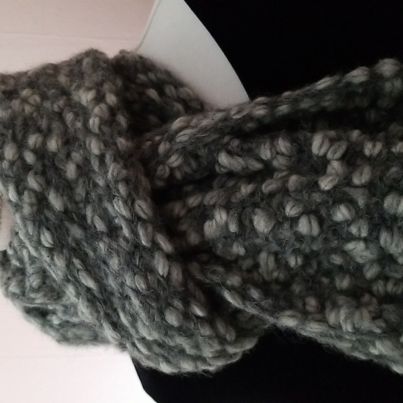 Hand knit unisex scarf - Picture 4 of 4